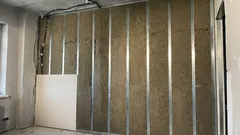 Jak wykonać izolację akustyczną ścian i jakie materiały wybrać?