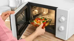 Każdy powinien wiedzieć, których produktów nie należy podgrzewać w mikrofalówce i dlaczego
